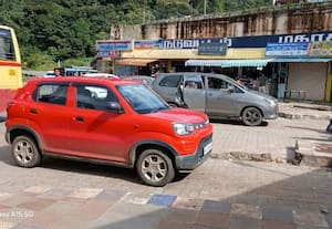  நடுவட்டம் பஸ் ஸ்டாண்டில் நிறுத்தப்படும் சுற்றுலா வாகனங்களால் இடையூறு