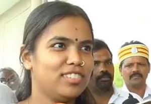  என்னை கேலி செய்யும் அரசியல்வாதிகளின் குழந்தைகள் அரசு பள்ளியில் படிக்கின்றனரா? அமைச்சர் கீர்த்தனா கேள்வி