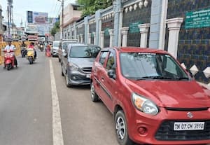  அரசு பெண்கள் பள்ளி சுவரையொட்டி நிறுத்தும் கார்களால் விபத்து அபாயம்