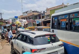  செய்யூரில் குறுகலான வீதியில் கடும் போக்குவரத்து நெரிசல்