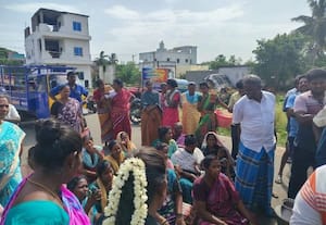  குடிநீர் வினியோகத்தில் குளறுபடி; தாழவேடு பெண்கள் சாலை மறியல்