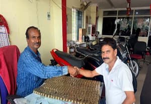 ரூ.1.10 லட்சம் பைக்கை 10 ரூபாய் நாணயங்களாக கொடுத்து வாங்கிய வினோதம்!