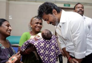  அரசு மகப்பேறு மருத்துவமனையில் முதல்வர் விஜய் திடீர் ஆய்வு 