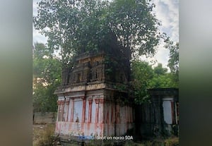  இடிந்து விழும் நிலையில் புராதன கோவில் புனரமைக்க இழுத்தடிக்கும் அறநிலையத்துறை