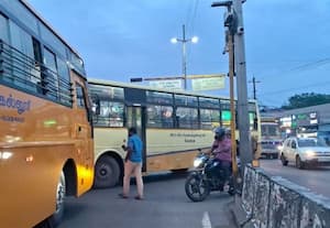  டிரைவர்களின் சமார்த்தியம் விபத்தில் தப்பிய பஸ்கள்