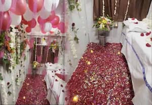எக்ஸ்பிரஸ் ரயில் ஏசி பெட்டியில் முதல் இரவு அறை போல அலங்காரம்; டிக்கெட் பரிசோதகர் சஸ்பெண்ட்