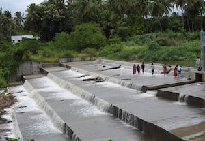  நொய்யல் ஆற்றில் நீர் வரத்து குளித்து மக்கள் கோலாகலம்