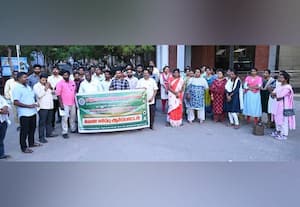  வருவாய்த்துறை அலுவலர்கள்  கடலுாரில் ஆர்ப்பாட்டம்  