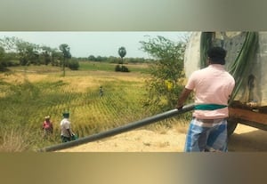  குறுவை நெற்பயிர்களை காக்க டிராக்டர் வாயிலாக தண்ணீர்