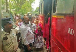  மதுக்கிடங்கு முற்றுகை 'டாஸ்மாக்' ஊழியர்கள் கைது