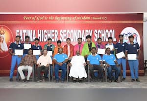  ஏழை மாணவர்களின் கனவுகளுக்கு தோள் கொடுக்கும் முன்னாள் மாணவர்கள் பாத்திமா பள்ளியில் நெகிழ்ச்சியான கல்வி தொண்டு 