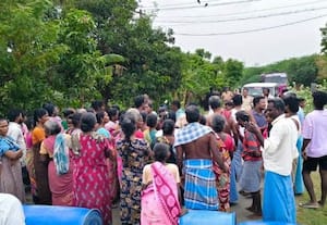  இடையம்புதுாரில் குடிநீர் தட்டுப்பாடு ஆத்திரமடைந்த மக்கள் சாலை மறியல்