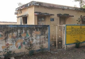  இடியும் நிலையில் ஆர்.ஐ., கட்டடம்