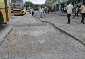  பஸ் ஸ்டாண்டில் அரைகுறை பணியால் பயணிகள் அவதி