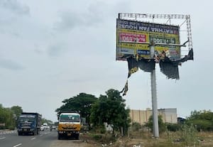  கிழிந்து தொங்கும் பேனர்கள் வாகன ஓட்டிகள் அச்சம்