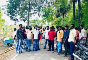  சுடுகாட்டை மறைக்க முயன்றவரை தடுத்து நிறுத்திய மக்கள்
