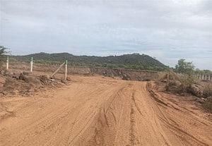  பினாயூர் கல் குவாரி நுழைவாயிலில் கதவு இல்லாததால் விபத்து அபாயம்