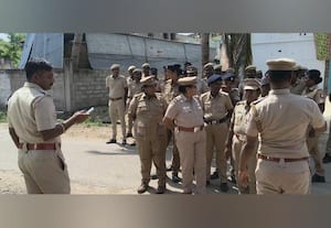  சுடுகாட்டு பாதை வேலி அமைத்து மூடல் உடல் கொண்டு செல்ல முடியாமல் தவிப்பு போலீசார் அதிரடியால் பிரச்னைக்கு தீர்வு
