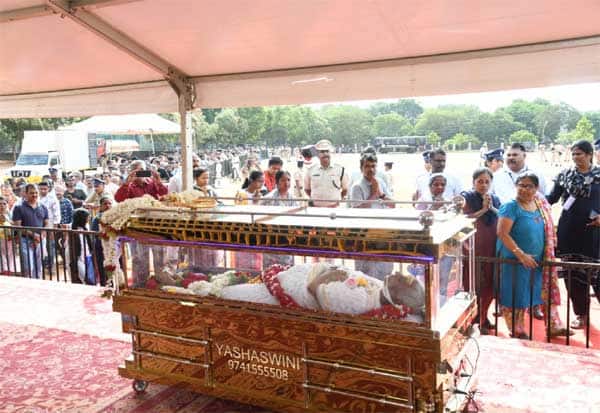 அரசு மரியாதையுடன் மைசூருவில் பின்னணி பாடகி ஜானகி உடல் தகனம்
