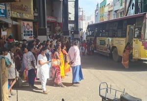  பஸ் ஸ்டாப்பில் இருக்கை இல்லை: பயணிகள் அவதி