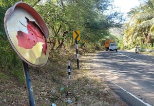  மலைப்பகுதி ரோட்டில் குவி ஆடி சேதம்
