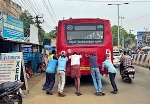  பழுதான பஸ்சை தள்ளிய பயணியர்