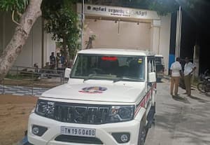  காவலாளியை தாக்கி 12 சிறார்கள் ஓட்டம் 3 பைக், போன் பறித்து அடாவடி