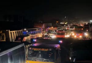  திருமண மண்டபத்திற்கு வரும் வாகனங்கள் கரசங்கால் நெடுஞ்சாலையில் நிறுத்துவதால் நெரிசல்
