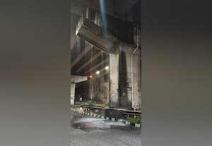  மேம்பால துாணில் ஒழுகும் மழை நீர்