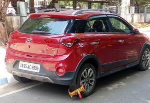 கலெக்டர் அலுவலகத்திற்குள்நிறுத்தப்பட்ட காருக்கு பூட்டு