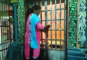  சிதம்பரத்தில் இரு தரப்பினர் பிரச்னை கோவிலுக்கு அதிகாரிகள் பூட்டு்