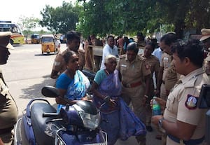  மண்ணெண்ணெய் பாட்டிலுடன் மனு அளிக்க வந்த மூதாட்டி