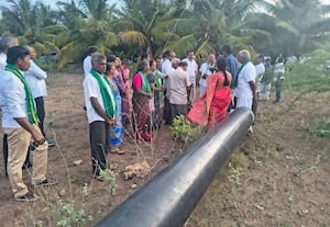 கூடுதல் இழப்பீடு கொடுத்தாலும்﻿ ஏற்க மாட்டோம்! நிலங்களில் குழாய் பதிக்க எதிர்ப்பு