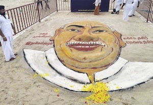  ராமேஸ்வரம் அக்னி தீர்த்த கரையில் காமராஜர் மணல் சிற்பம்
