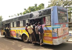  காரைக்குடி அரசு டவுன் பஸ் படியில் மாணவர்கள் ஆபத்தான பயணம்