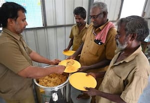  துாய்மை பணியாளர்களுக்கு இனி சுடச்சுட மதிய உணவு காலை உணவு கெட்டு விடுவதால் மாற்றம்