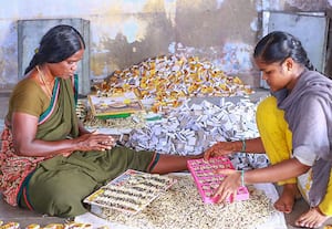  'மகள்களின் கல்வியால் கிடைத்த வெளிச்சம்!' 
