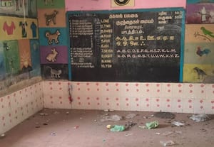  கட்டட சேதத்தால் திறந்தவெளியில் சமையல்