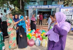  தொண்டி பேரூராட்சியை முற்றுகையிட்ட பெண்கள் 