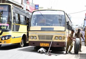  நடுவழியில் நின்ற அரசு பஸ் போக்குவரத்து நெரிசல்
