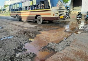  குழாய் உடைந்து பல்லாங்குழியான ரோடால் வாகன ஓட்டிகள் தவிப்பு