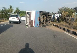  டயர் வெடித்து வேன் கவிழ்ந்தது கர்ப்பிணி உட்பட 5 பெண்கள் காயம்