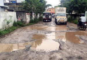  கோளப்பன்சேரி சாலை ரூ.10 லட்சத்தில் சீரமைப்பு