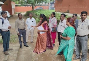 கல்லுாரி மாணவியருக்கு தற்காலிக விடுதி முதன்மை கல்வி அலுவலர் ஆய்வு