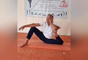  65 வயதிலும் யோகாசனத்தில் அசத்தும் முரளிதர் ஆனந்த் பிரபு