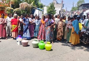  குடிநீர் கேட்டு பெண்கள் ரோடு மறியல்
