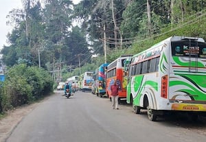  கொடைக்கானலில் ரோட்டில் நிறுத்தப்படும் வாகனங்களால் போக்குவரத்து இடையூறு