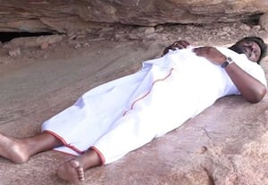 சமணர் படுக்கையை பார்வையிட்ட அமைச்சர்; கால்நீட்டி படுத்து ஆய்வு செய்து வியப்பு