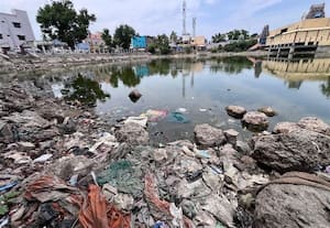  குப்பை கழிவுகளால் வஜ்ரதீர்த்த குளம் பாழ்; வல்லக்கோட்டை ஊராட்சி நிர்வாகம் பாராமுகம்