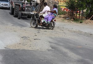  காசிநாதபுரம் கூட்டு சாலையில் பள்ளம்; விபத்து அபாயத்தில் வாகன ஓட்டிகள்